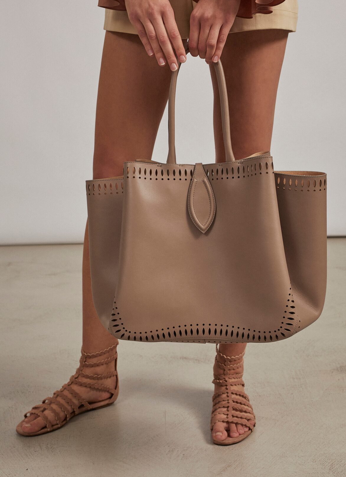 Angèle 32 bag ALAÏA DOVE GREY ANGÈLE 32 BAG